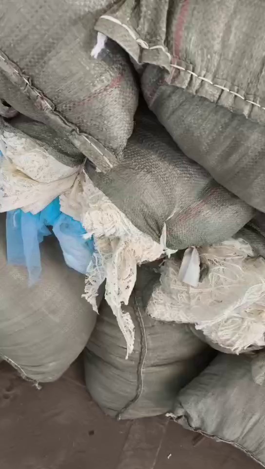 长期出售白色的涤纶拉丝料，涤纶废布，涤纶碎布