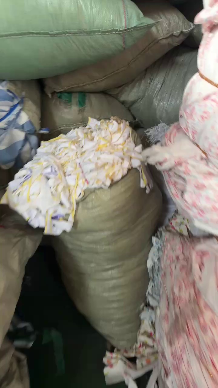 长期出售涤纶废布，涤纶造粒布，月供一两百吨，货在安徽铜陵