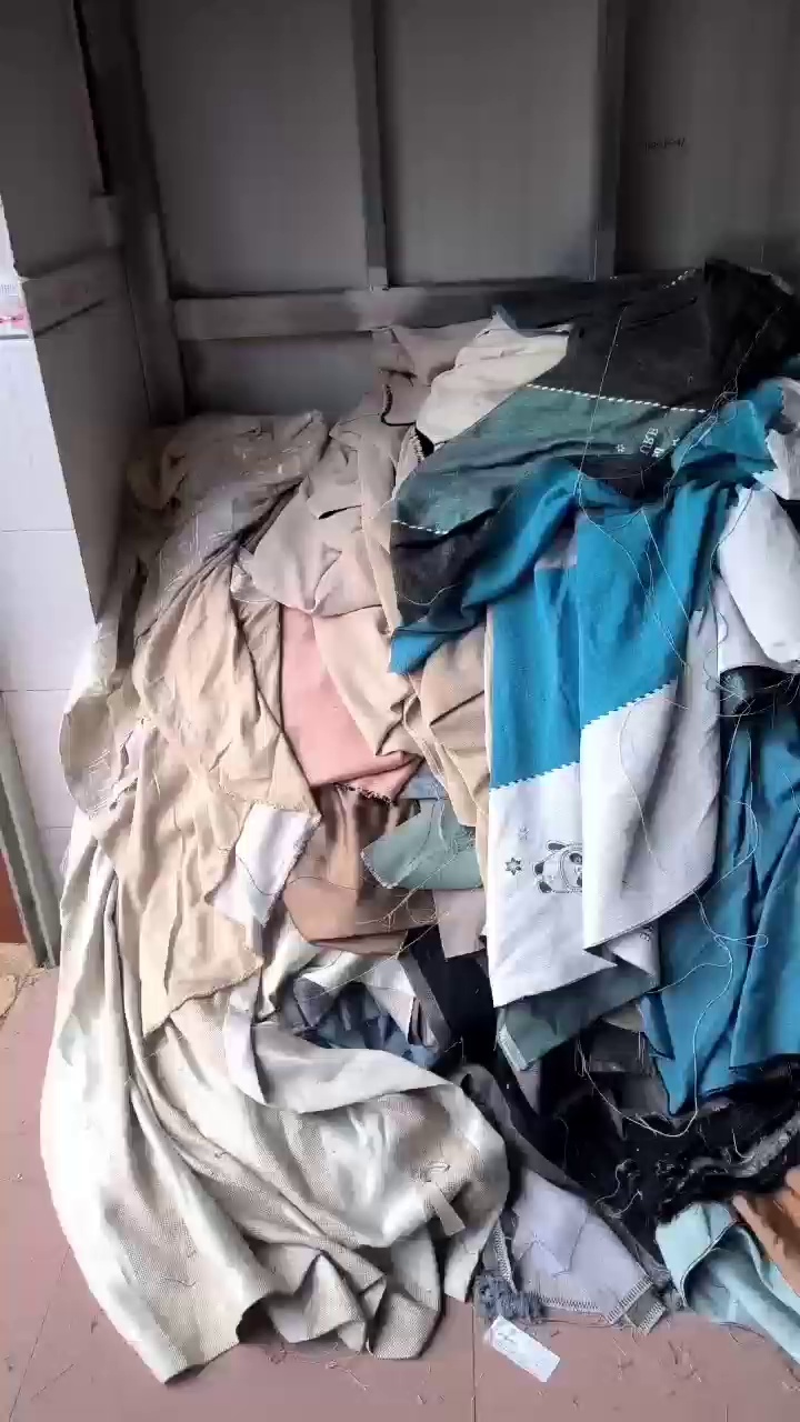 长期出售窗帘布，厂家直出，每个月都有7-8吨左右。厂在云南昆明