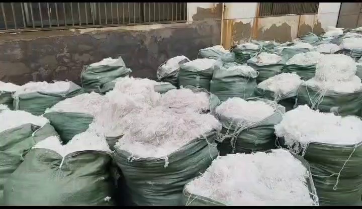长期出售白色涤纶水丝，涤纶废丝，含水量不清楚，月供20吨，货在江苏泰州