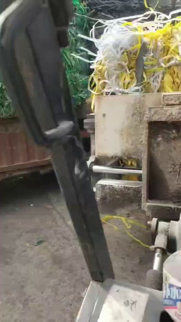 长期出售pp打包带毛料，现货10多吨左右