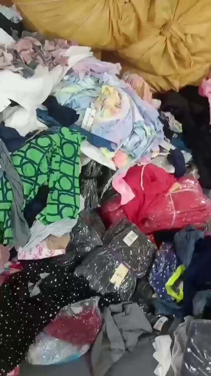 现货低价处理一批库存服装，大码的居多，适合做外贸，现货1万多件，货在广东广州