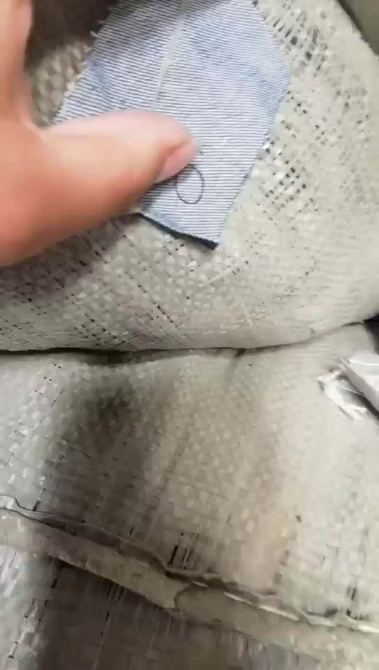 长期出售涤棉牛仔布，可褪色的，棉80，每个月有上百吨，货在江苏宿迁