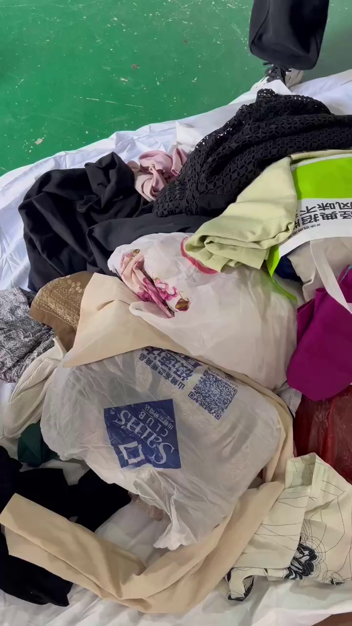 长期出售旧衣服统货，市区箱子货，每个月有十几吨，货在福建福州