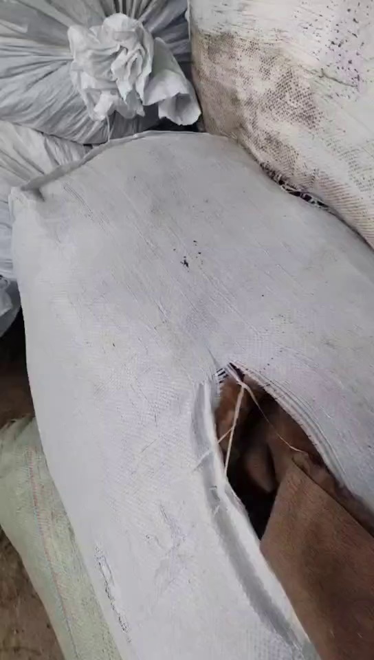 长期出售涤纶切毛布，毛毛复合，切毛布三色，涤纶废布，做泡料用，月供100多吨，货在浙江嘉兴