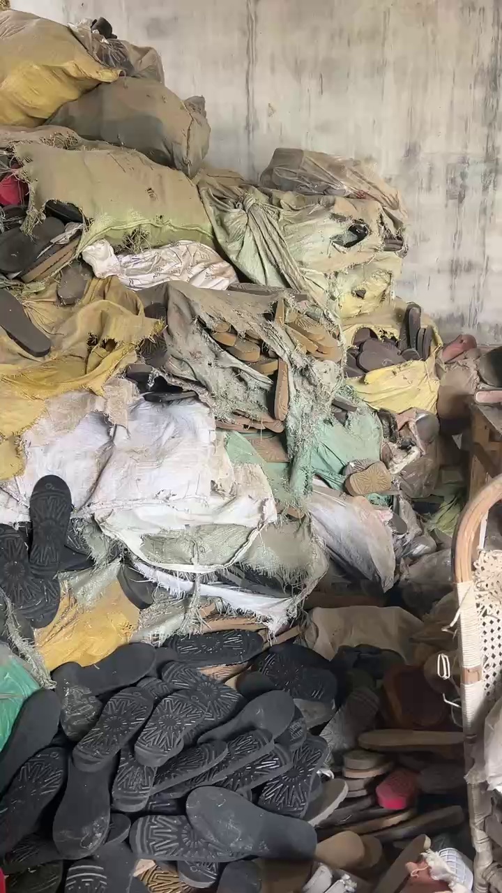 出售一批雪地靴鞋底，黑色比较多，。现货大概有4.2一车，厂在河南商丘