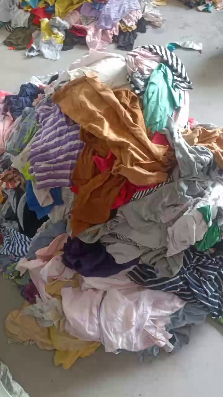 长期出售杂色纯棉擦机布，裁剪好的纯棉旧衣服，月供80吨左右，货在广东肇庆