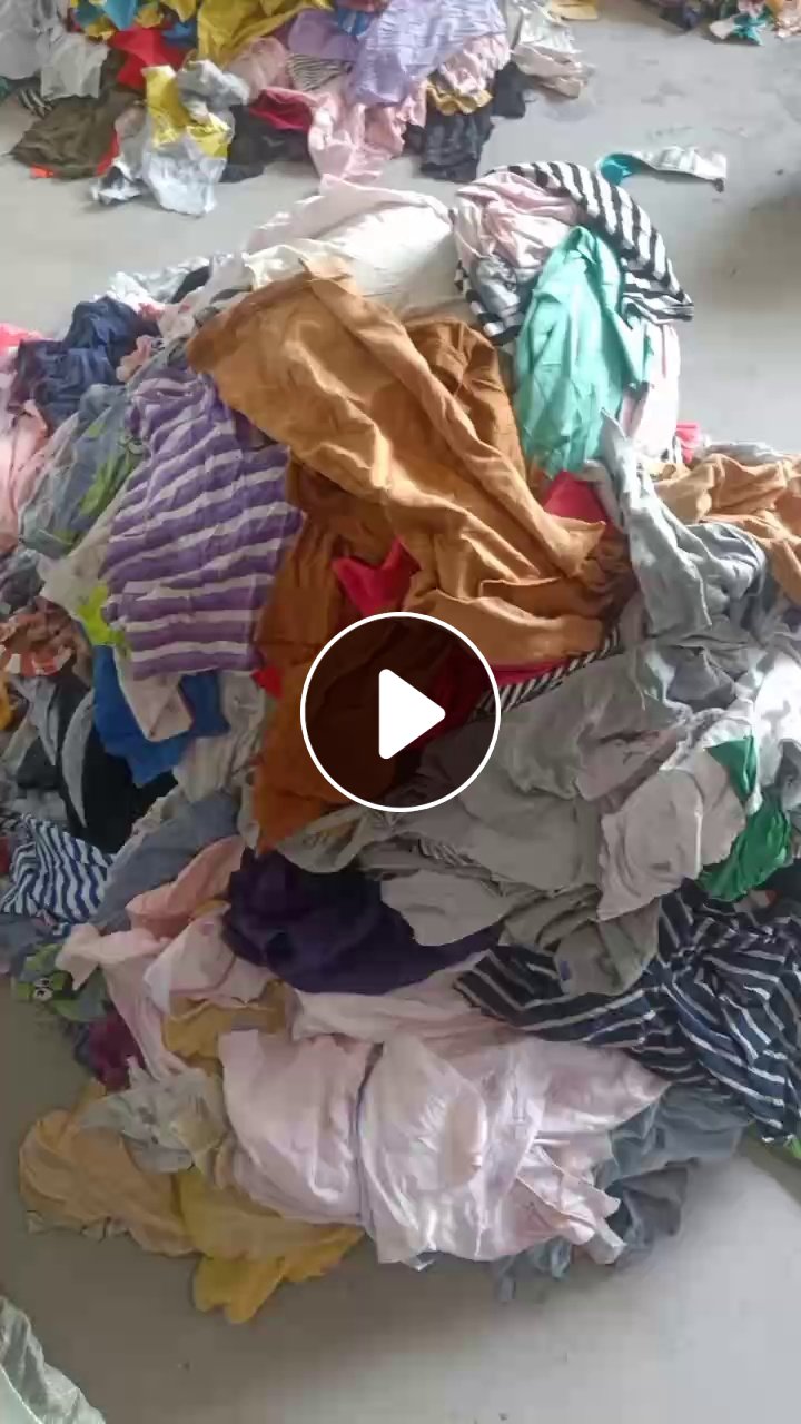 长期出售杂色纯棉擦机布，裁剪好的纯棉旧衣服，月供80吨左右，货在广东肇庆