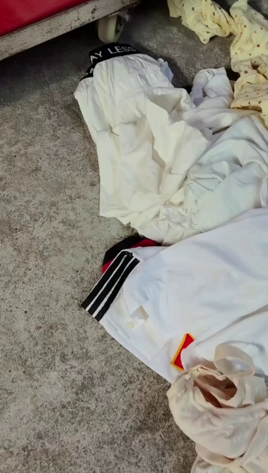 长期出售旧衣服统白，白料，开花料，月供二十几吨，厂在浙江温州