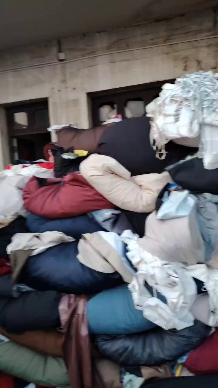 长期出售混色的氨纶废布，氨纶边角料，氨纶复合布统货，现货9.6米一车