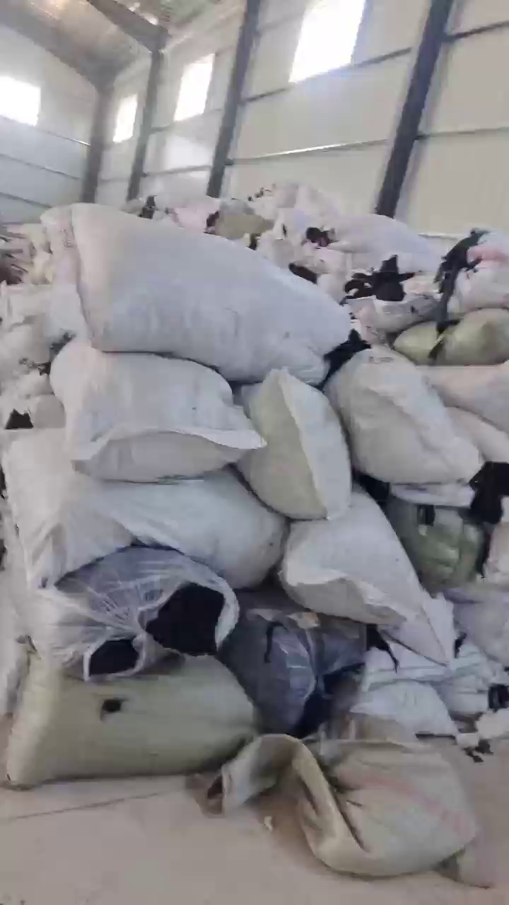 长期大量出售服装下脚料，涤纶，涤棉，纯棉，氨纶什么材质都有，什么颜色都有，厂在山东青岛