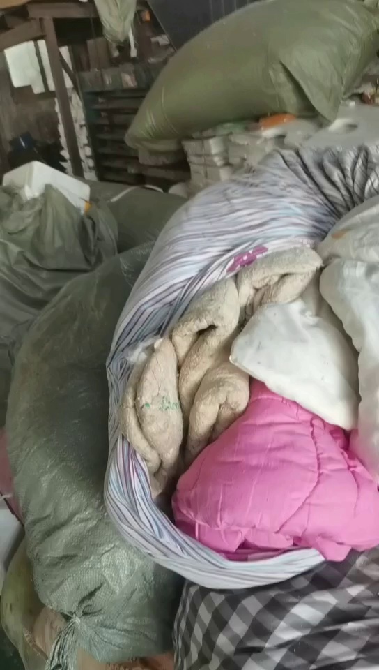 出售旧衣服统货，有把不能要的挑拣出来，其他没动，月供10吨左右，货在上海