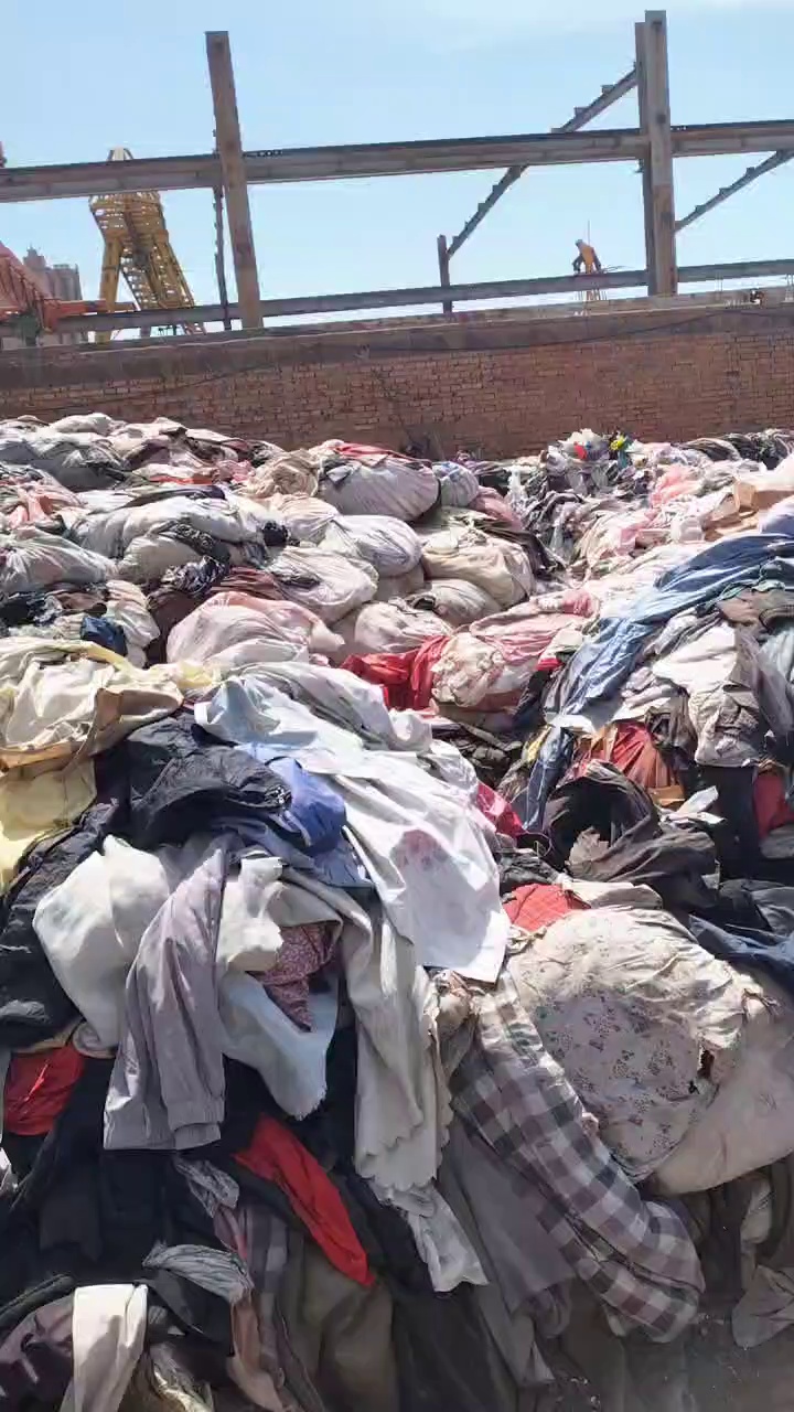 长期出售旧衣服黑料，旧衣服，含水分，现货七八十吨