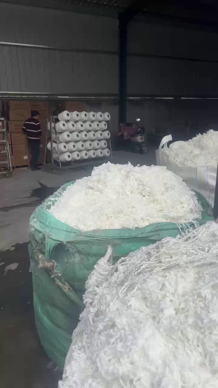 长期出售涤纶废丝混锦纶废丝，含水分百分之五十左右，锦纶废丝占比百分之三四十左右，现货30多个吨包袋