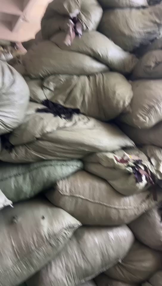 长期出售杂色的涤纶废布，涤纶边角料，现货20吨左右