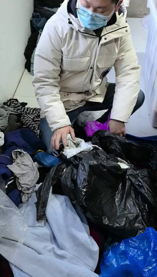 长期出售旧衣服黑料，下脚料，燃烧料，月供20吨