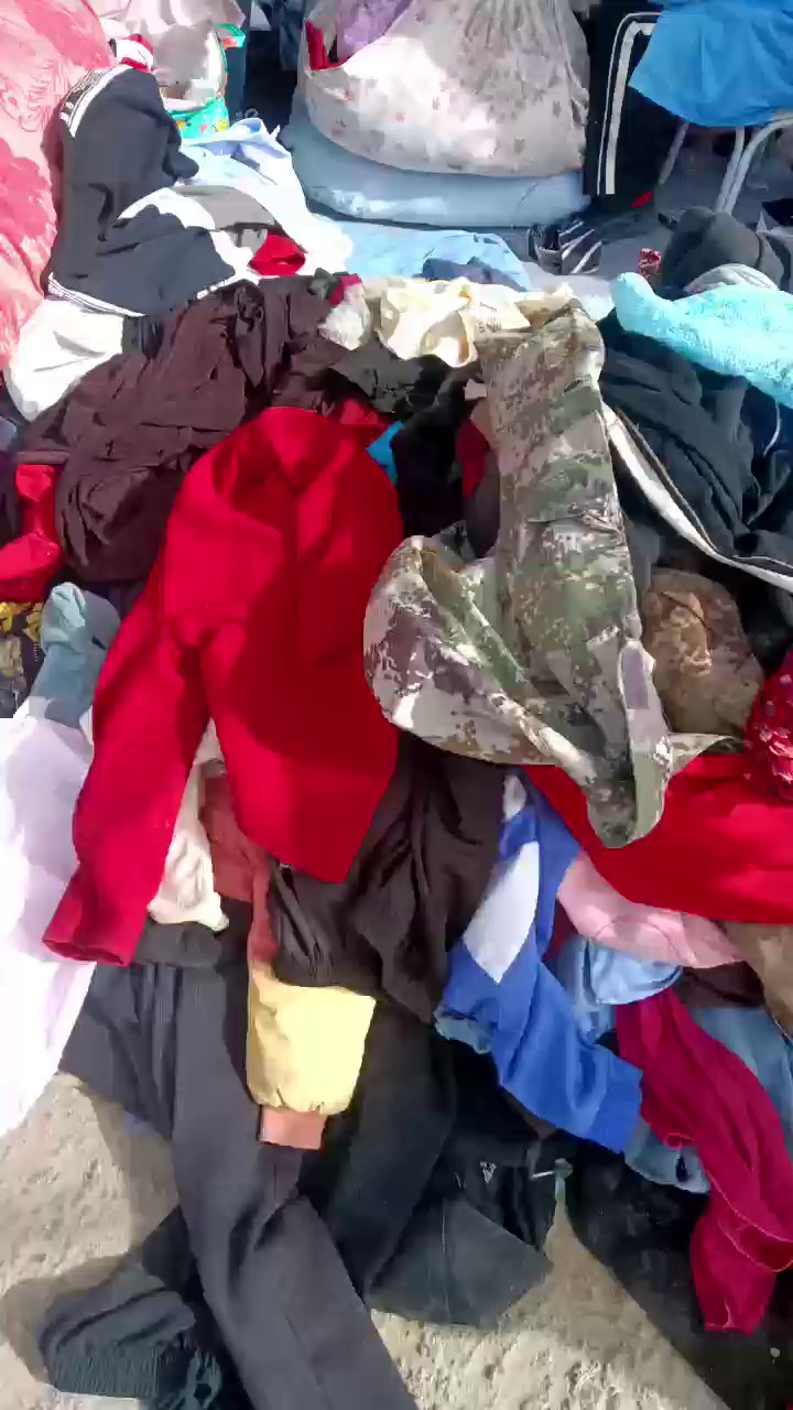 长期出售旧衣服黑料，每个月15吨货，厂在新疆哈密