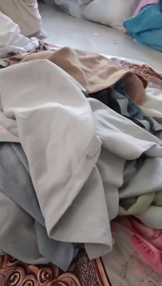 长期大量出售窗帘布，涤纶废布，不分颜色，月供50吨，货在浙江柯桥