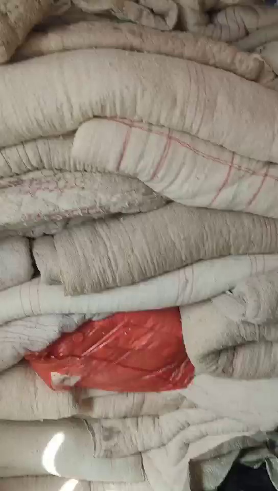 长期出售旧衣服统货，破的挑出来了，羽绒服也挑出来了，每一个月8-9吨货，厂在江苏连云港