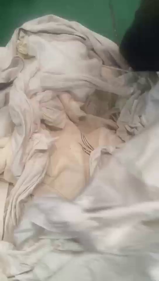 长期出售旧衣服大白，二白占比10%，现货50多吨， 每个月有100吨左右，厂在贵州贵阳