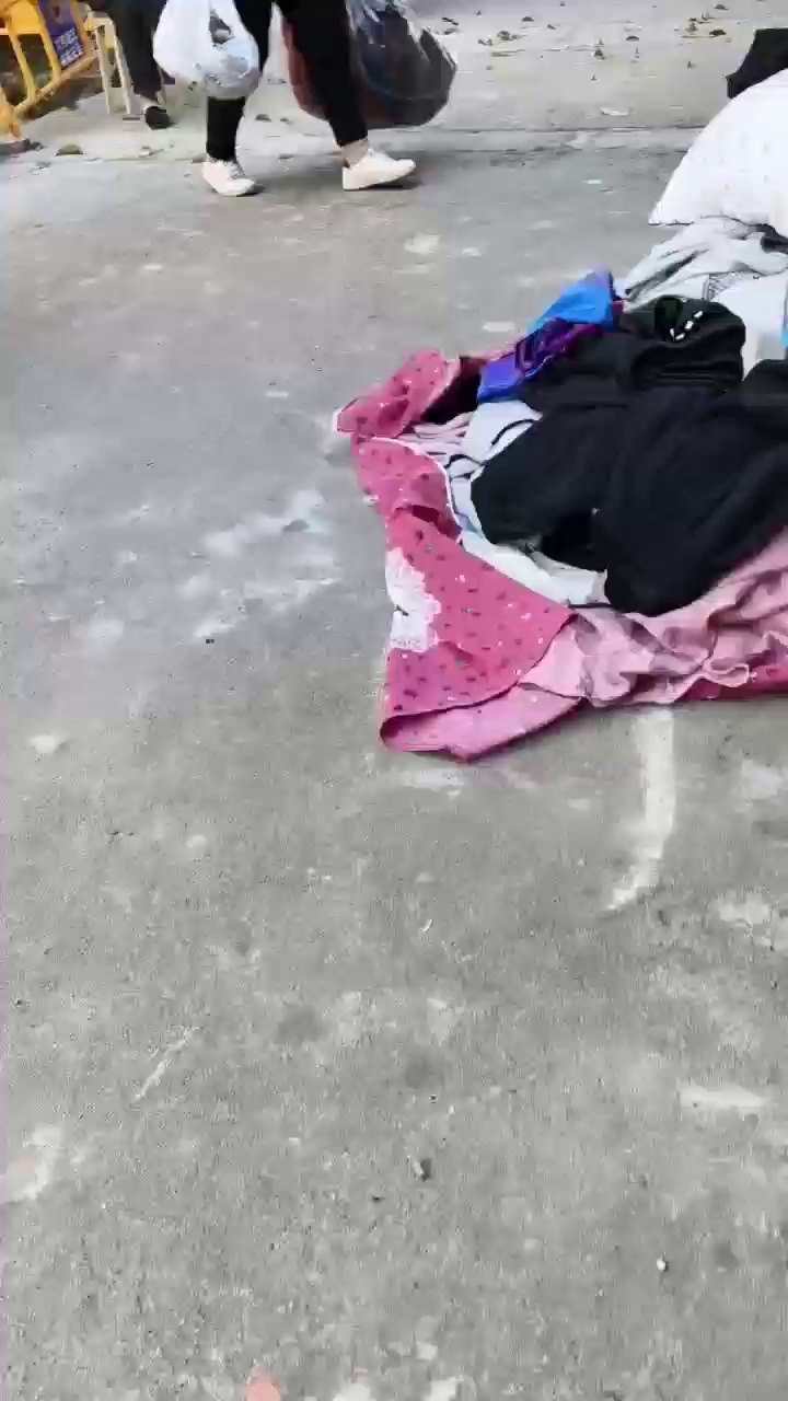 长期出售旧衣服统货，每个月7-8吨左右，厂在湖北潜江