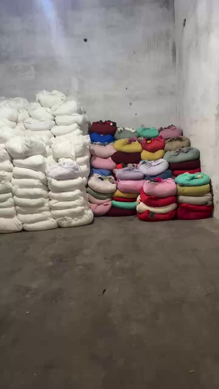 长期出售服装下脚料，废布，化纤布都有，分拣好再卖，月供150吨，货在浙江湖州