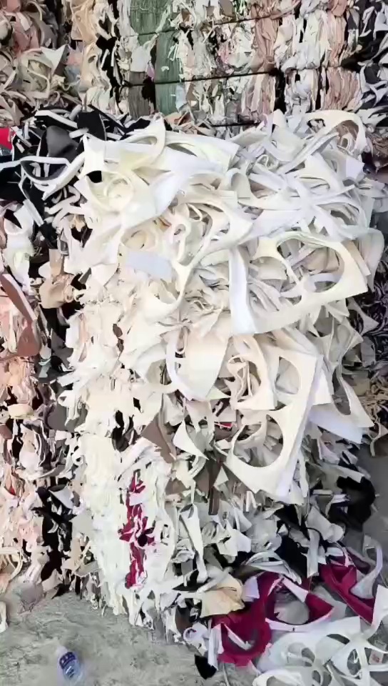 长期出售文胸厂下来的边角料，内衣边角料，下脚料，每月有几十吨，货在广东汕头