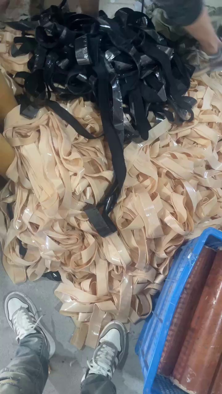 长期出售3030泳装布，锦氨废布，锦纶含量七八十左右，可拉丝造粒用，现货二十吨左右