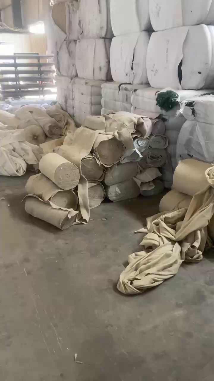 长期出售成品土工布，什么颜色都有，一个月有100多吨。厂在山东济南