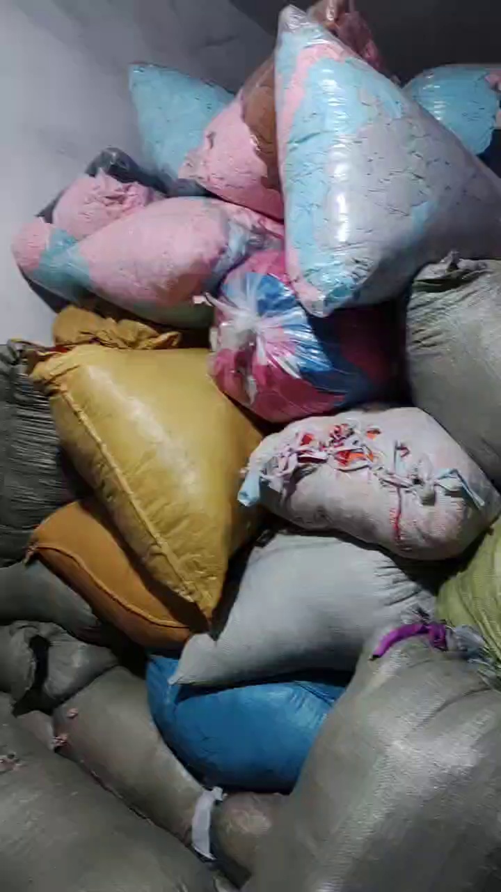 长期出售涤氨废布，氨纶含量5-10，现货40-50吨，纯涤纶针织现货10多吨，厂在浙江金华