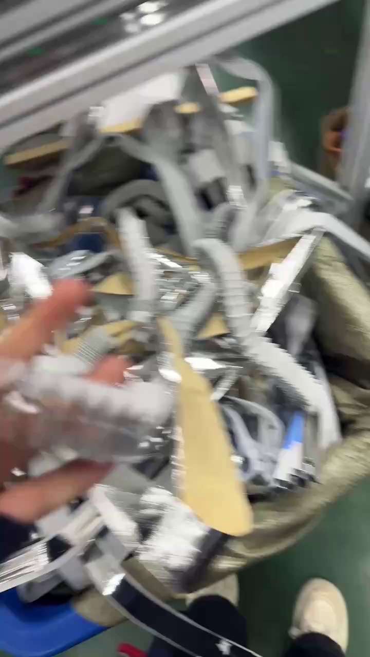 长期出售蜂巢面料下来的无纺布尾料带一层铝膜，无纺布废料，现货十吨左右