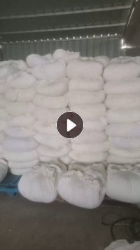 长期出售印染厂下来的白色涤纶废布,涤纶边角料,涤纶拉丝料,现货二十吨左右,含水量百分之三十