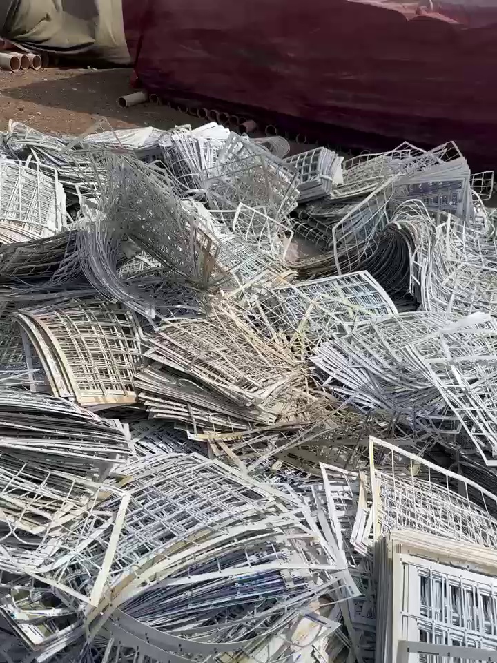 出售卡片边角料，现货10吨，其中7吨的是pet的，3吨多是PVC材质的