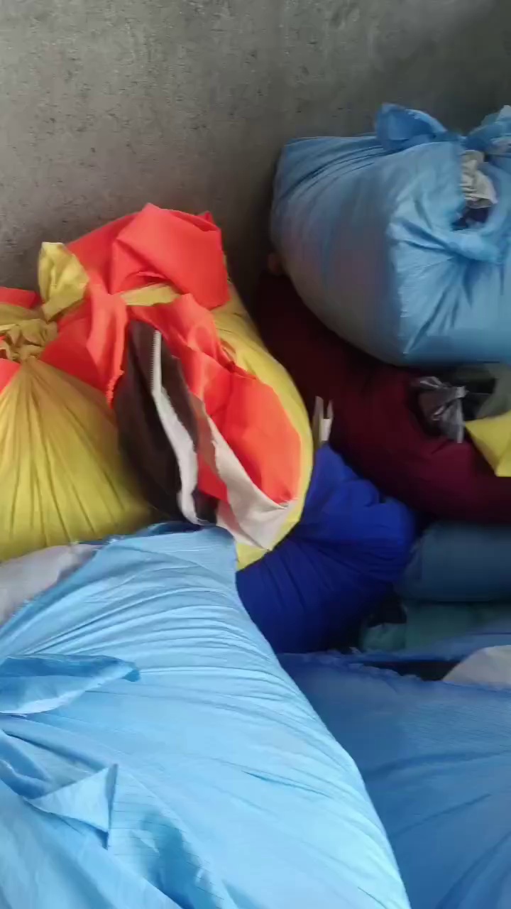 长期大量出售牛津布，化纤布，不分颜色，统货卖，货在浙江湖州