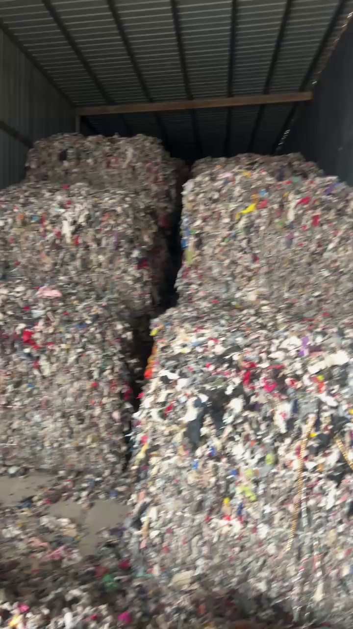 长期大量出售羽绒服破碎料，现货700-800吨，厂在河南濮阳