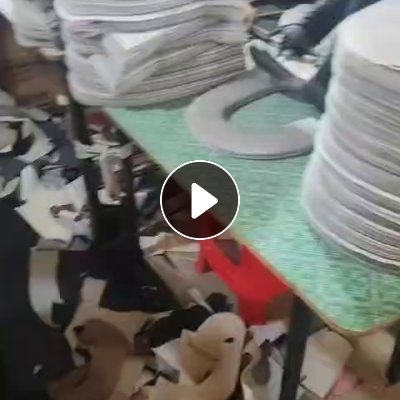 长期大量出售马桶垫下来的pvc皮革边角料，pvc吹毛料，现货100吨左右，月供两三百吨