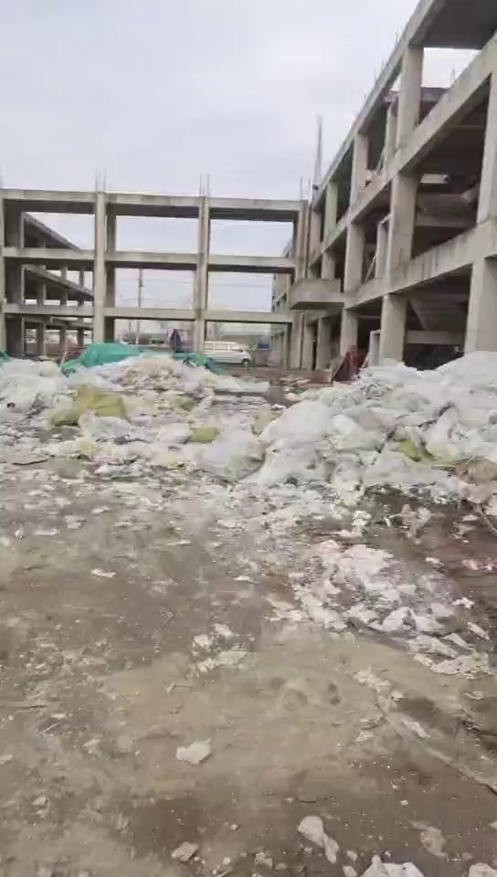 出售PE塑料膜，上面粘胶，便宜膜，价格一两百，月供200多吨，现货30多吨