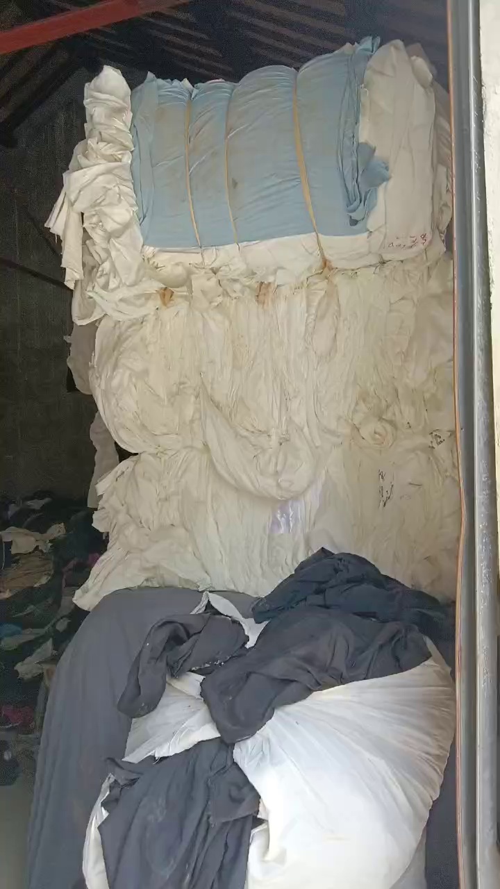 长期出售染厂下来的杂色涤纶废布，涤纶布，现货四十吨