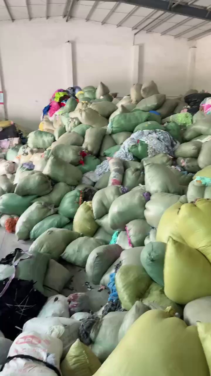 长期出售杂色的涤纶废布，涤纶边角料，月供300吨左右