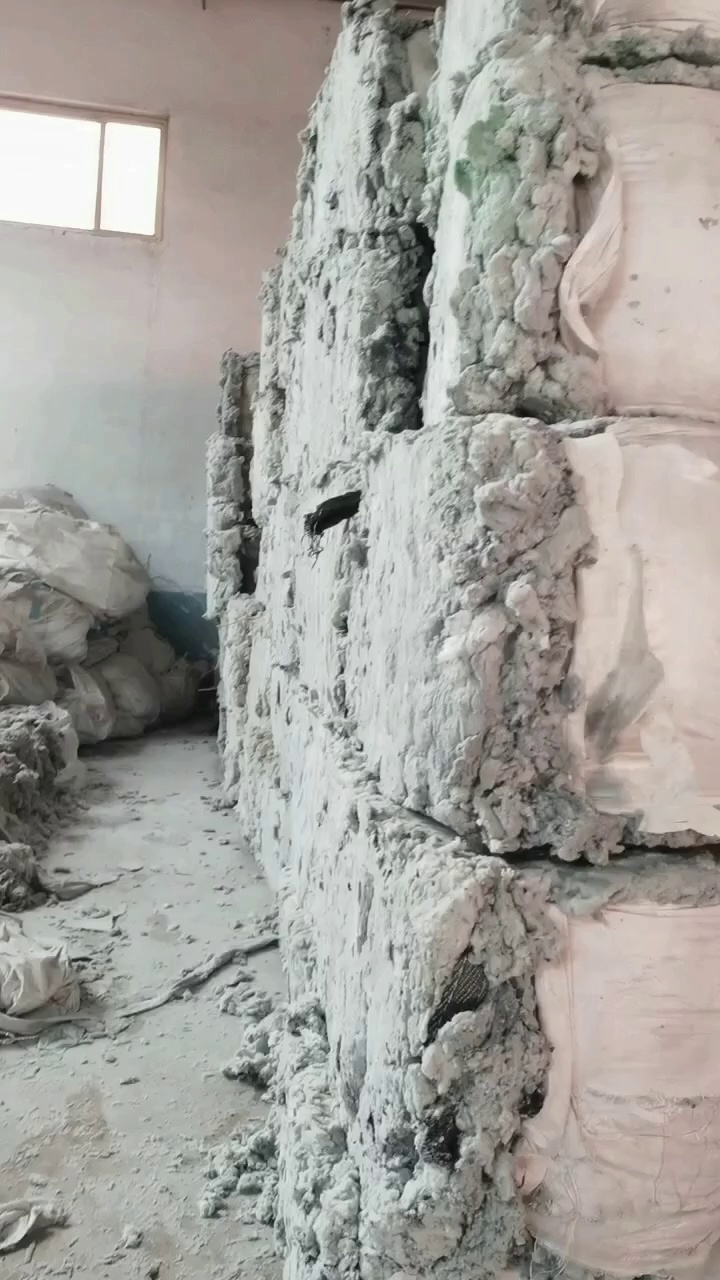 长期出售杂色的涤纶磨毛料，毛毛料，不含水分，现货二十吨左右