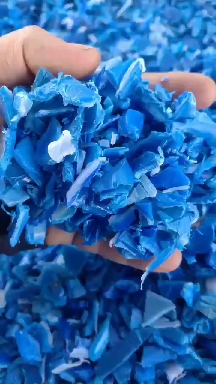 出售大小蓝桶破碎料，月供100吨，过16筛网的