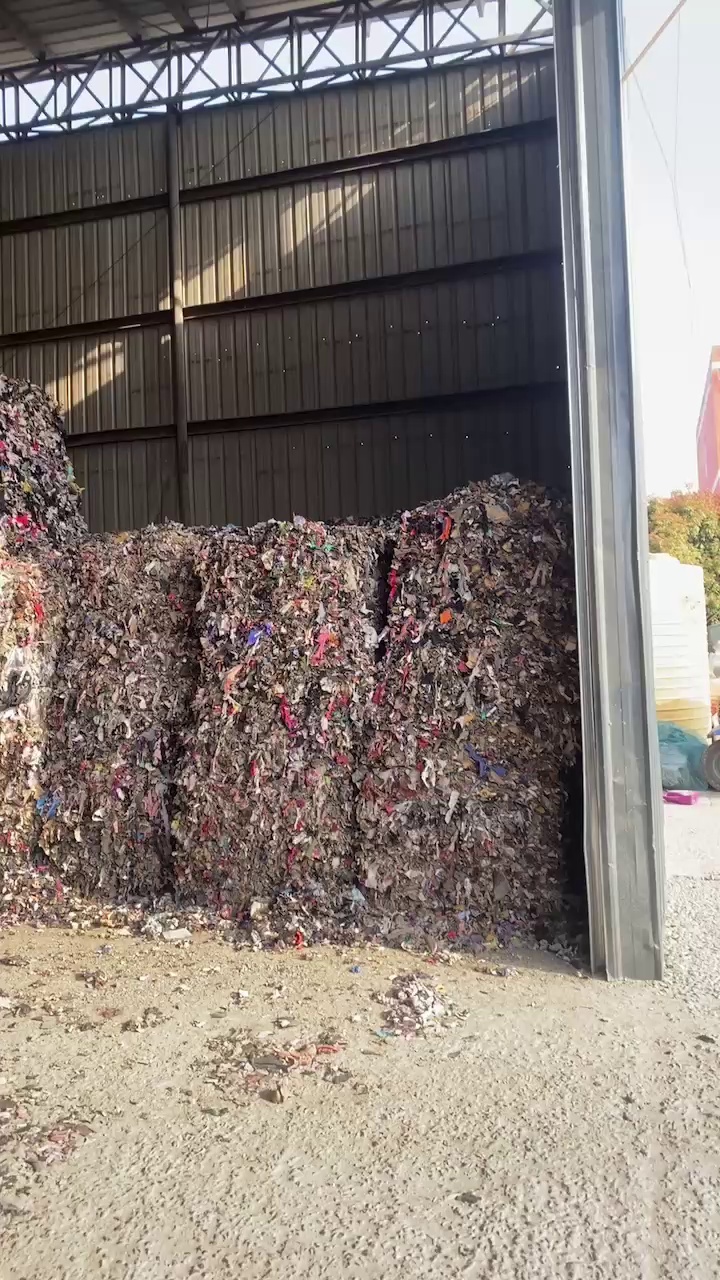 长期出售废旧衣服破碎料，旧衣服燃烧料，三破的黑料，月供3000吨