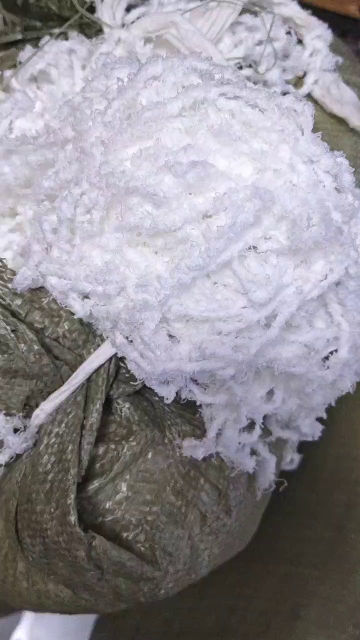 出售喷水机的涤纶废丝，带一根氨纶，涤纶水丝，含水量在百分之四五十左右，现货五十吨