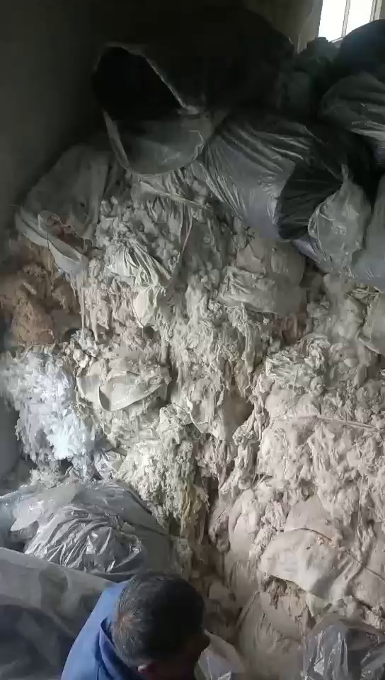 出售一批针刺厂下来的拉进棉，涤纶的也有，纯棉的也有，现货9.6四车货，低价处理，厂在江苏南通