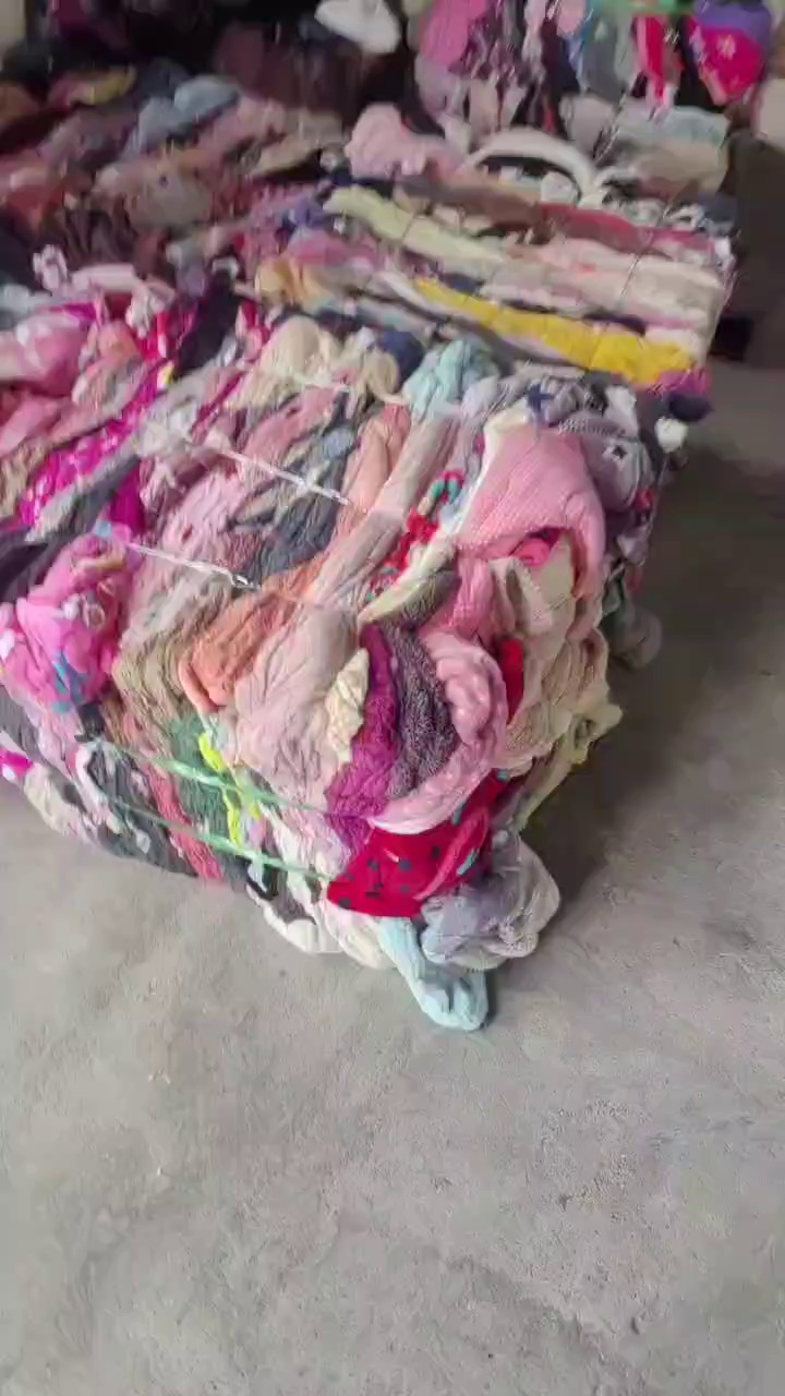 长期出售毛绒睡衣统货，绒睡衣，月供百十吨，货在安徽阜阳