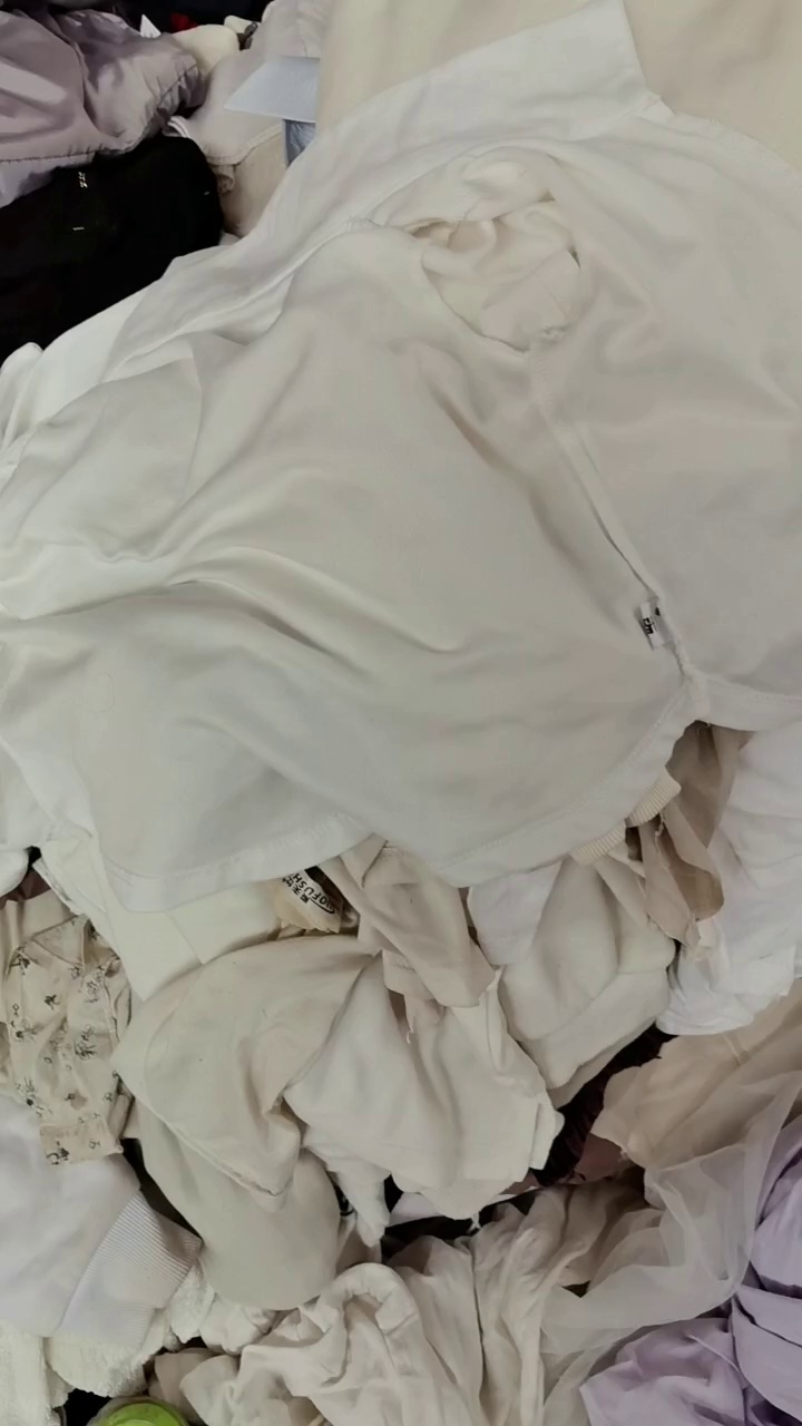 长期出售旧衣服大白，白料，统白，开花料，月供9.6米一车，货在河南开封