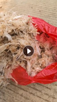 出售纸箱上撕下来的PE膜废料,会带些纸,月供六七十吨
