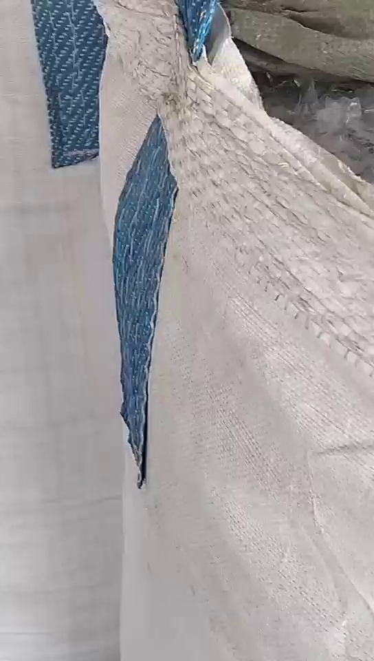 出售pet吸塑盒破碎料，干粉的，有带有油渍味道，现货15吨左右