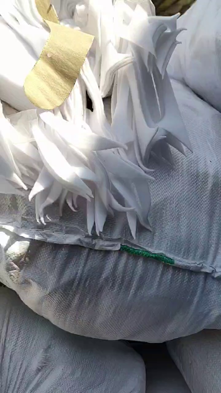 出售白色涤纶废布，涤纶碎布，涤纶造粒布，现货有6.8米一车，货在山东青岛