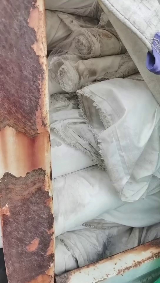 出售化纤纯白布，涤纶卷布，现货有两三吨，货在江苏淮安